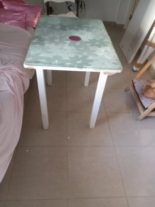 Mesa de madera blanca con cristal