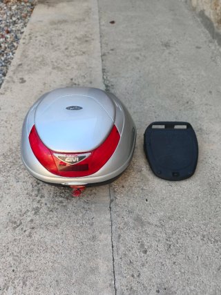 Baúl para moto Givi Flow con base