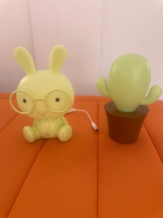 Lámparas infantiles de conejo y cactus.