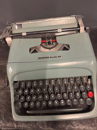 Máquina de escribir Olivetti Studio 44