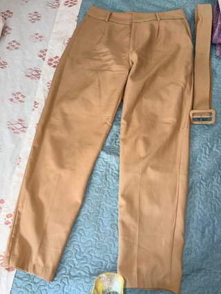 Pantalón de vestir beige con cinturón