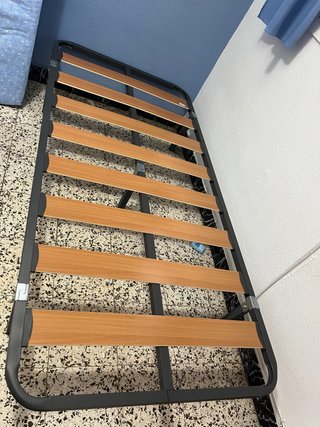 2 camas con somier de láminas y colchones