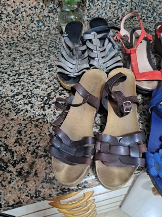 Sandalias de cuero marrón y gris