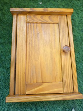 Caja de llaves de madera