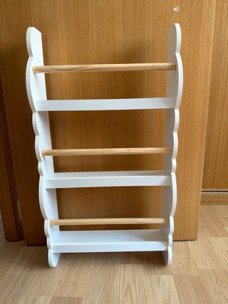 Estantería infantil blanca con barras de madera