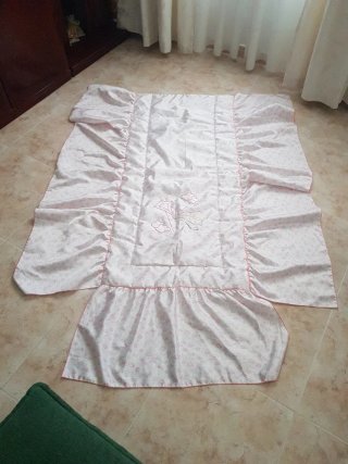 Edredón cuna rosa con volantes