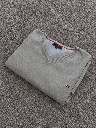 Jersey Tommy Hilfiger cuello pico gris jaspeado