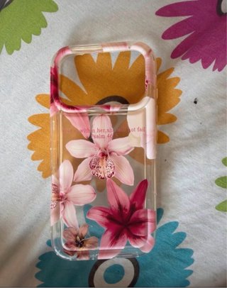 Funda iPhone 17 Pro con diseño floral