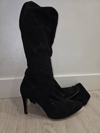 Botas altas tacón negras ante elásticas.