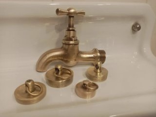 Grifo y tapones bronce