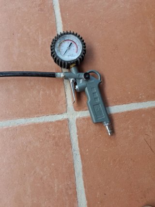 Pistola de inflado con manómetro