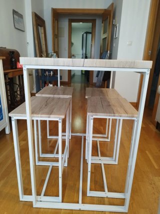 Mesa alta con 4 taburetes