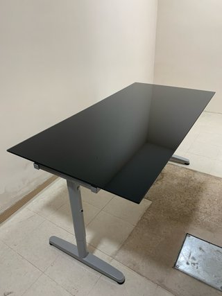 Mesa de cristal negra y patas grises
