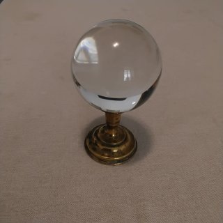 Vecchia sfera di cristallo su base in ottone