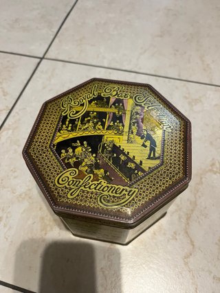 Scatola di latta vintage ottagonale