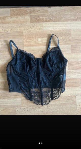 Top tipo corsé negro con encaje