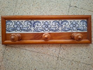 Perchero madera y cerámica decorada