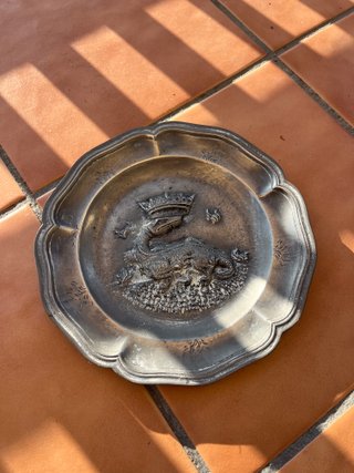 Plato Decorativo Vintage con Dragón y Corona