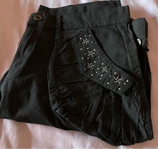 Pantalón corto negro con detalles