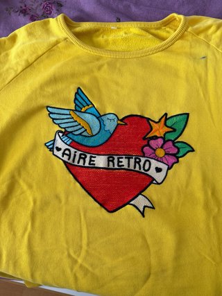 Sudadera Amarilla con Bordado de aire retro