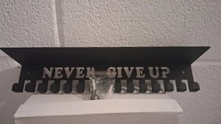 Cuelga medallas Never Give Up