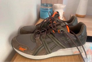 Zapatillas Asics verdes y naranjas