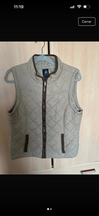 Chaleco acolchado beige con detalles marrones