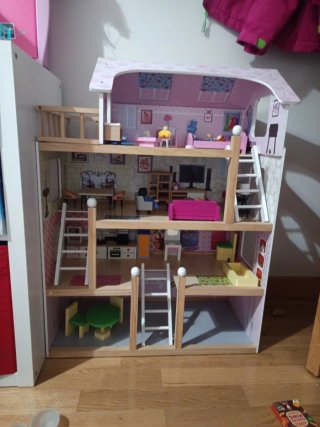Casa de muñecas de madera