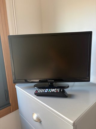 Televisor Samsung pequeño con mando