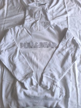 Sudadera con capucha blanca