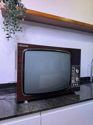 Televisor antiguo vintage FILIPINAS – Retro – Cole