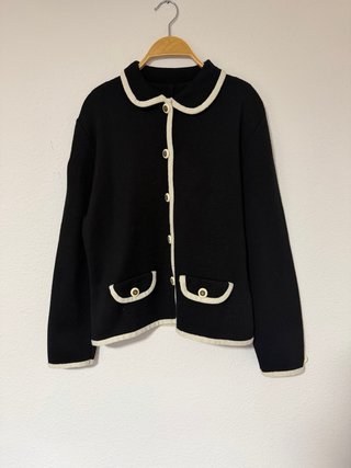 Chaqueta Negra con Ribetes Blancos
