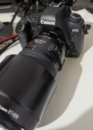Fotocamere Canon EOS 5D Mark II e 700D con Obiettivo