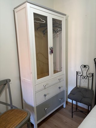 Armario Blanco y Gris de Madera
