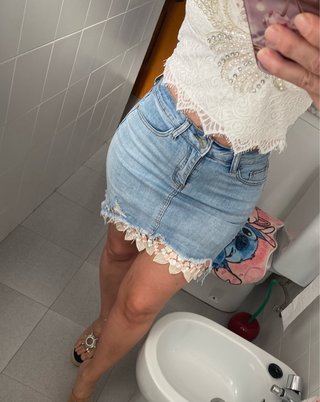 Falda vaquera con detalles de encaje