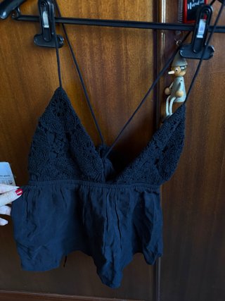 Top Peplum Negro con Detalle de Crochet