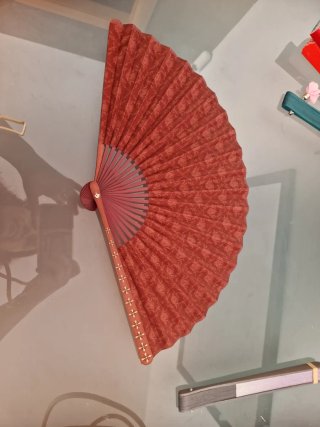 Abanico rojo con detalles dorados