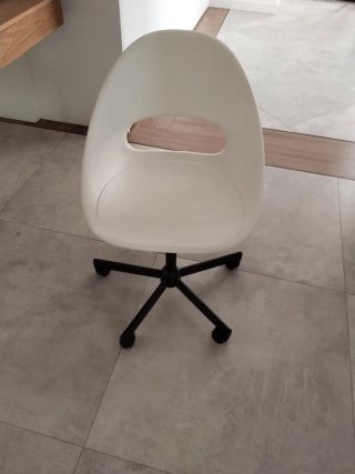 Silla de estudio blanca y negra