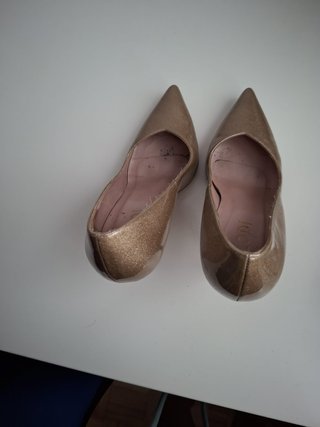Zapatos de tacón dorados