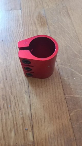 Clamp para manillar de scooter rojo