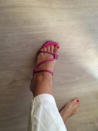 Sandalias de tiras fucsia y bolso
