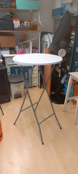 Tavoli da cocktail con fodera bianca