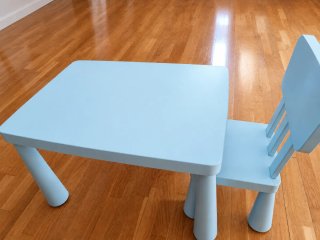 Mesa y dos sillas infantil azul