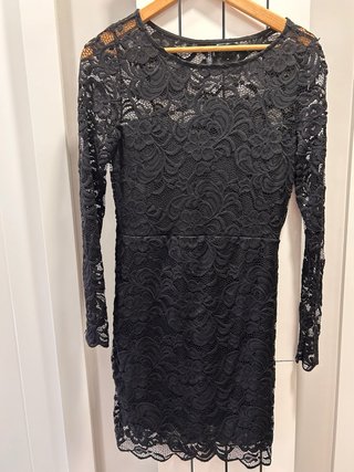 Vestido de encaje negro manga larga