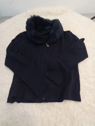 Jersey Negro con Cuello de Pelo