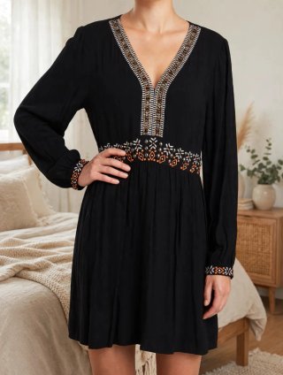 Vestido Negro con Bordados
