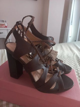 Sandalias de tacón con cordones marrones, nuevas