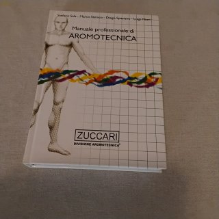 Libro : annuale professionale di aromotecnica