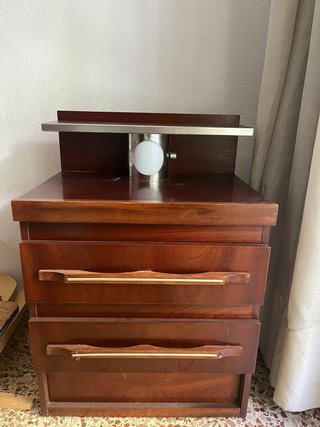Mesa de noche de madera con luz integrada