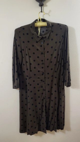 Vestido verde con lunares negros